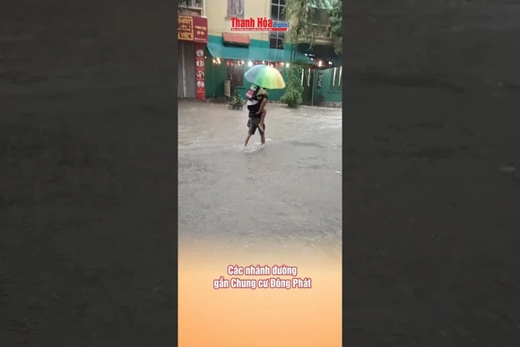 Nhiều tuyến đường ngập lụt ảnh hưởng lớn đến hoạt động đi lại của người dân