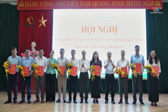 Hoạt Giang công bố các Quyết định về sắp xếp mô hình tổ chức Đảng