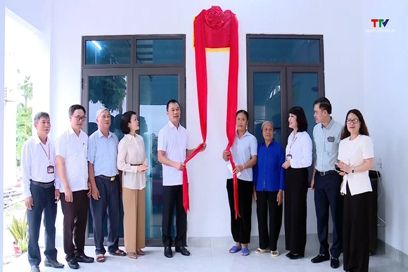 Chủ tịch UBND tỉnh Tô Anh Dũng trao nhà cho các gia đình chính sách