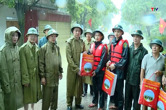 Chủ tịch UBND tỉnh Tô Anh Dũng vượt lũ vào vùng bị cô lập, động viên người dân