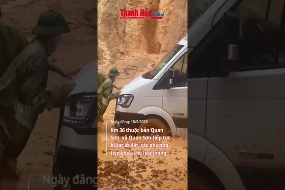 Km 36 thuộc bản Quan Sơn, xã Quan Sơn tiếp tục bị sạt lở đất, các phương tiện chưa thể lưu thông