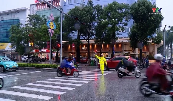 Cảnh sát giao thông tăng cường phân luồng, hạn chế ùn tắc khi trời mưa