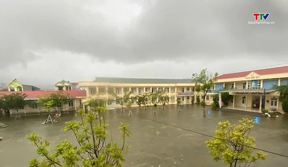 Thanh Hóa: Hàng nghìn học sinh tạm dừng đến trường do mưa lớn
