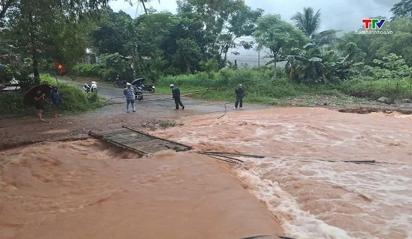 Người dân tuyệt đối không đi chuyển qua các điểm ngập và sạt lở