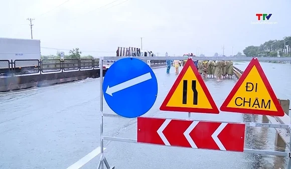 Tập trung cao độ cho công tác tiêu thoát nước và điều tiết giao thông tại khu vực ngập sâu