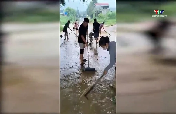 Dọn vệ sinh môi trường sau lũ