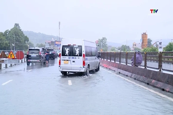 Nhiều tuyến đường bị ngập sâu do mưa lớn kéo dài