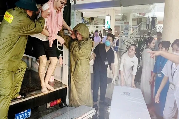 Công an phường Đông Quang kịp thời hỗ trợ công dân nhật bản bị tai nạn trong mưa lũ