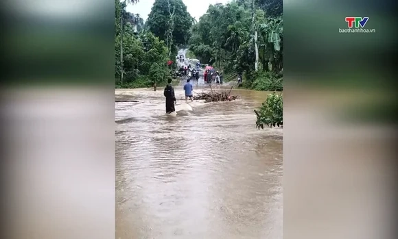 Giao thông từ Đồng Lương đi Văn Phú ảnh hưởng bởi mưa lớn