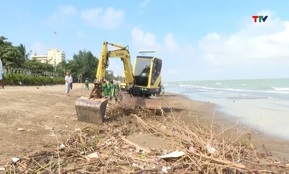 Làm sạch biển Sầm Sơn sau mưa lớn