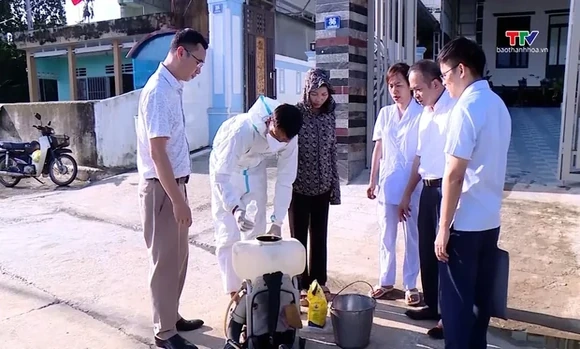 Kiểm tra công tác đáp ứng phòng, chống dịch bệnh sau mưa lũ tại xã Hà Trung