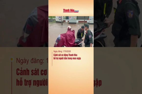 Cảnh sát cơ động Thanh Hóa hỗ trợ người dân trong mưa ngập