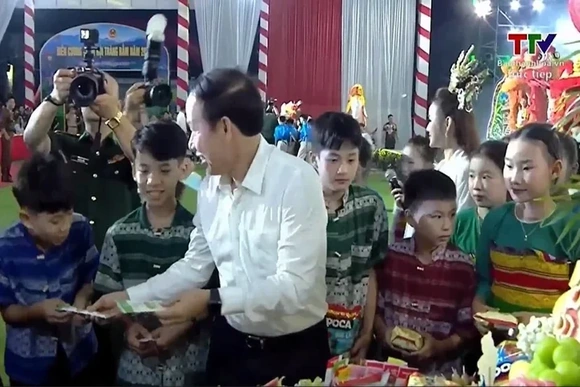 Ấm áp khoảnh khắc các đồng chí lãnh đạo cùng các cháu thiếu nhi vùng cao biên giới phá cỗ Trung thu