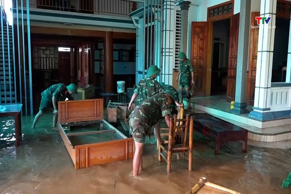 Bộ đội hỗ trợ Nhân dân vùng lũ xã Kim Tân khắc phục hậu quả sau thiên tai