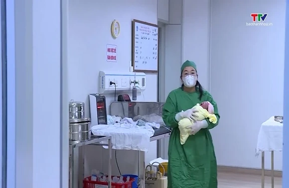 Thanh Hóa tiên phong thực hiện thủ tục khai sinh, thường trú, bảo hiểm y tế ngay tại bệnh viện