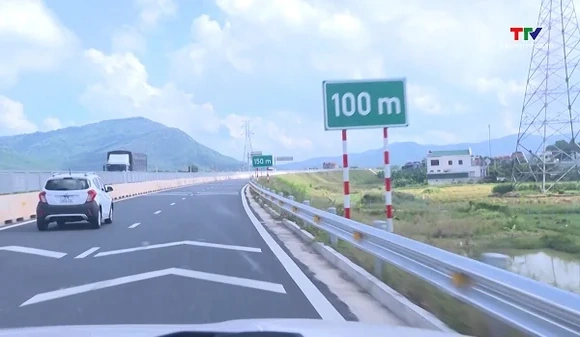 Yêu cầu đưa tình huống khoảng cách an toàn trên cao tốc vào đào tạo lái xe