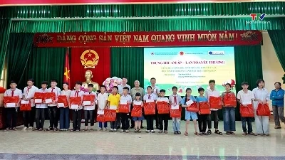 Xã Hoạt Giang: Trao quà trung thu cho trẻ em có hoàn cảnh khó khăn