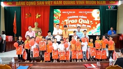 Xã Tống Sơn Trao quà Tết Trung thu cho trẻ em có hoàn cảnh khó khăn