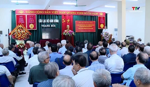 Phó Bí thư Thường trực Tỉnh ủy Nguyễn Hồng Phong thăm và trao đổi với hội viên Câu lạc bộ Hàm Rồng