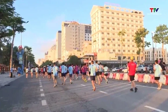 Ngắm danh thắng Sầm Sơn trên cung đường Marathon ven biển