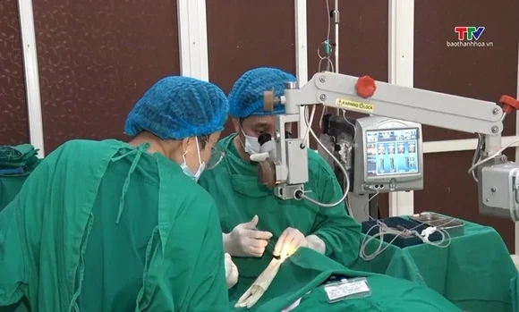 Chăm sóc sức khỏe đôi mắt cho người cao tuổi