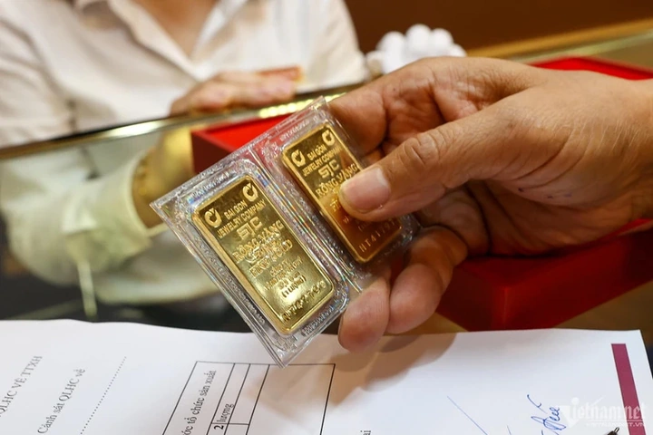 Phá mọi kỷ lục, giá vàng SJC trong nước tiến sát ngưỡng 134 triệu đồng/lượng