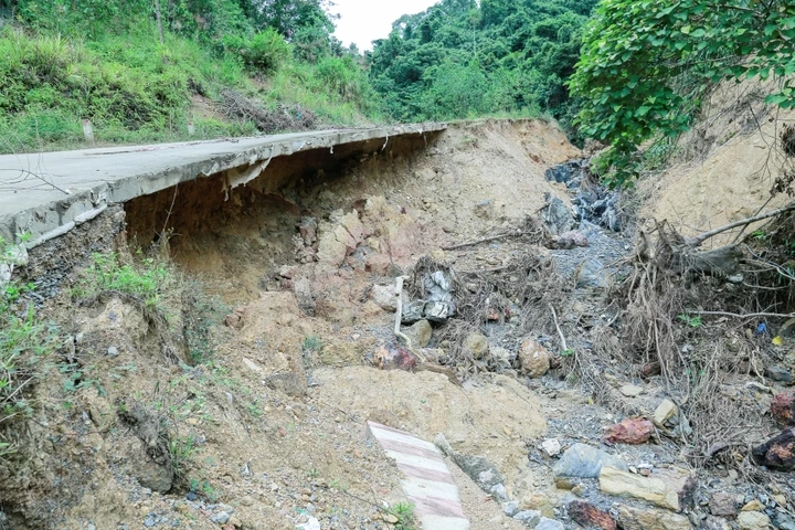 Đường tỉnh 522C vào hang Con Moong bị sạt lở nghiêm trọng