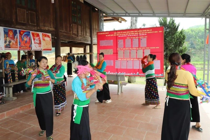 Phụ nữ Giàng Vìn hào hứng múa hát mừng cử tri đi bỏ phiếu