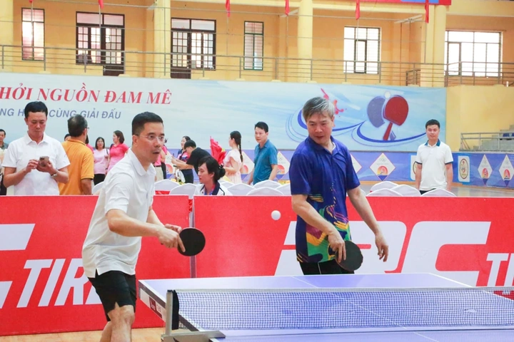 Phó Bí thư Thường trực Tỉnh ủy Nguyễn Hồng Phong giao lưu bóng bàn, động viên VĐV tại giải thể thao hè Sầm Sơn 2026